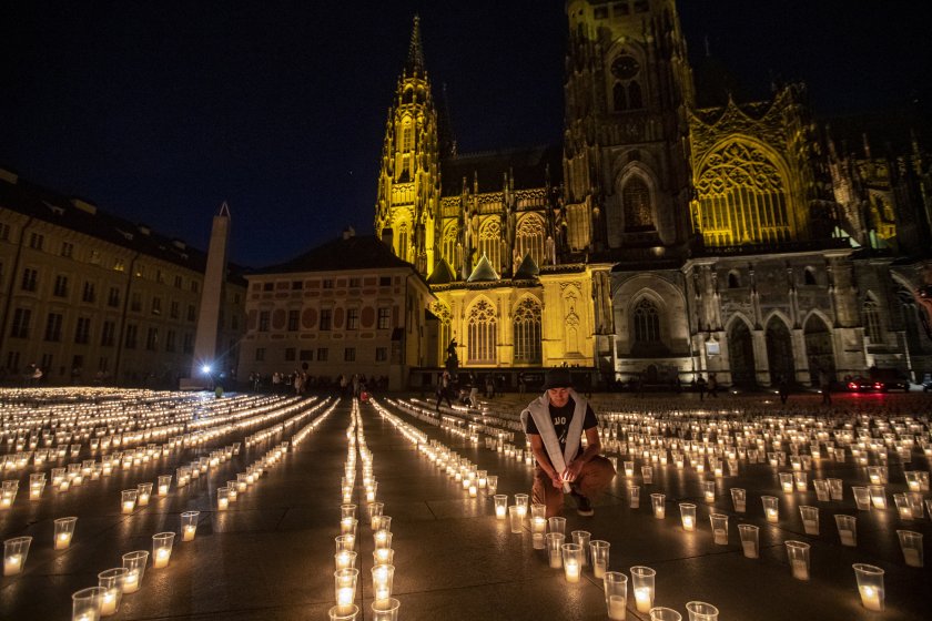 В Чехия почетоха паметта на жертвите на COVID-19 в страната.Близо