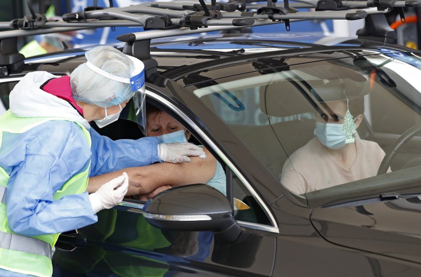 В Румъния за ваксинираните срещу COVID-19 няма да действат някои