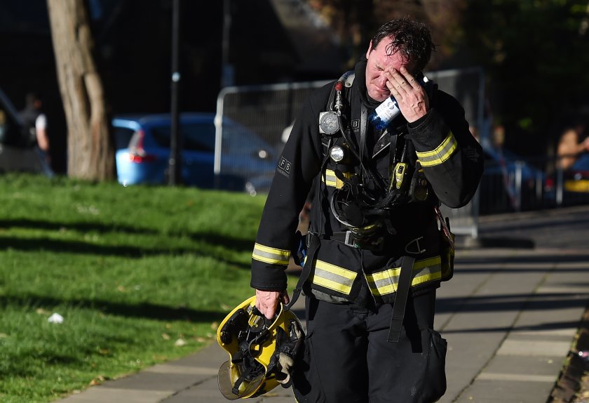Пожарникари гасят огромен пожар в небостъргач в Лондон.Спешните служби са