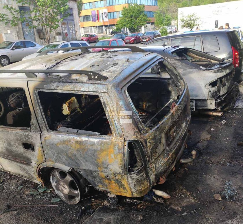 Две коли изгоряха в "Дружба 2", версията е умишлен палеж