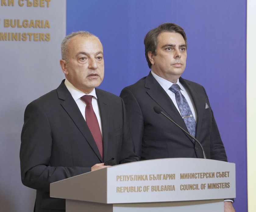 Социалният и финансовият министър Гълъб Донев и Асен Василев обявиха,