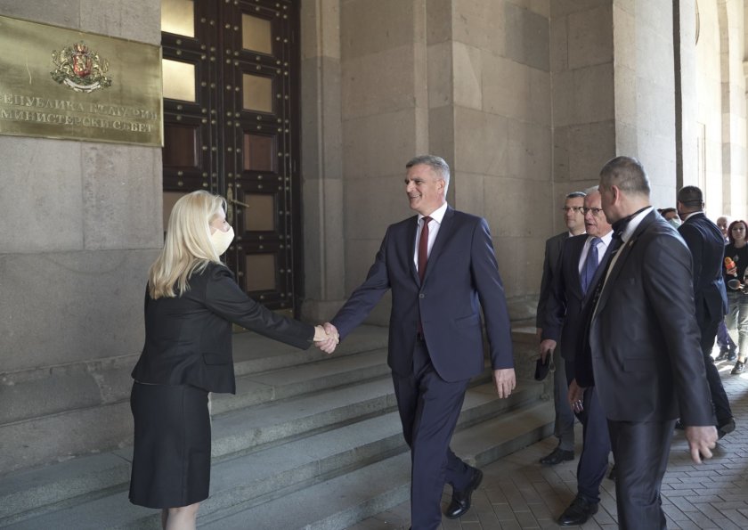 Новият служебен кабинет вече е в сградата на Министерския съвет.