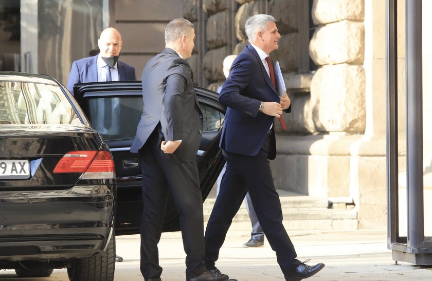 Служебният премиер Стефан Янев пристигна в президентството. Очаква се държавният