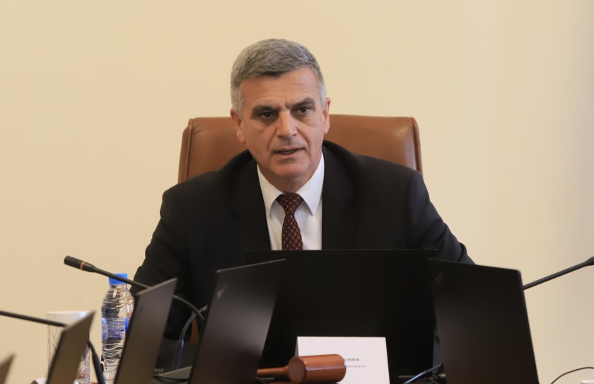 Министър-председателят Стефан Янев, вицепремиерът Бойко Рашков, както и представители на