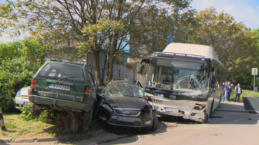 Автобус на градския транспорт помете линейка и 7 коли в