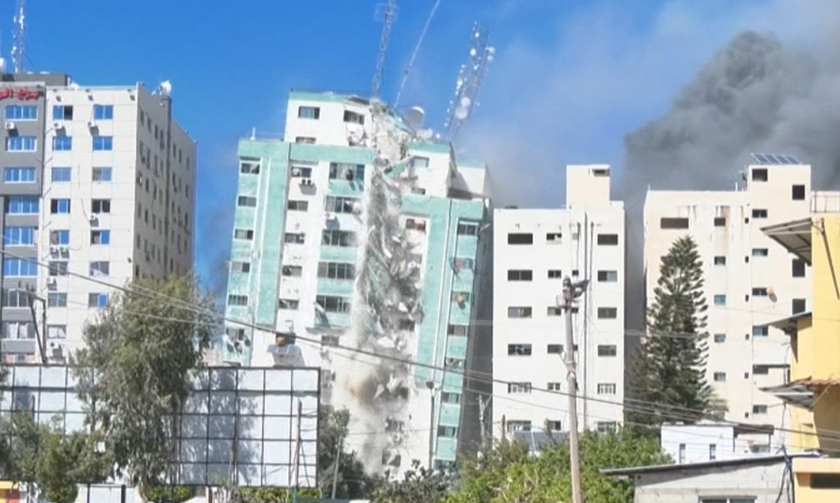 Сградата с редакциите на международни медии в Газа беше разрушена