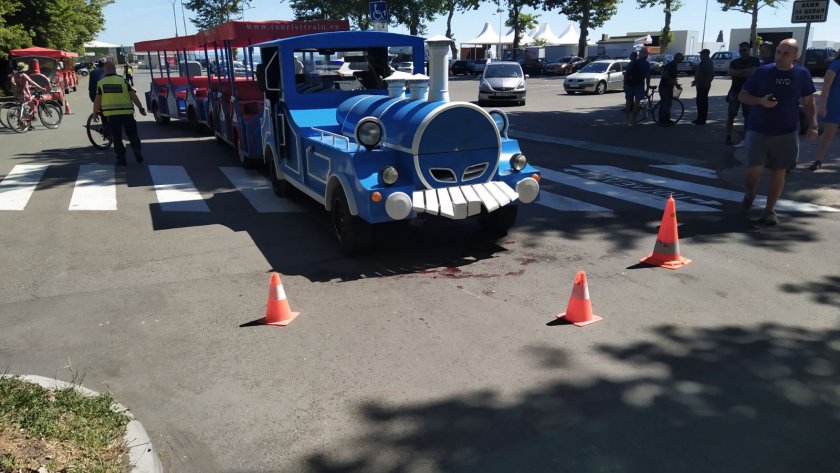 Туристическо влакче блъсна възрастен мъж и внука му в Бургас
