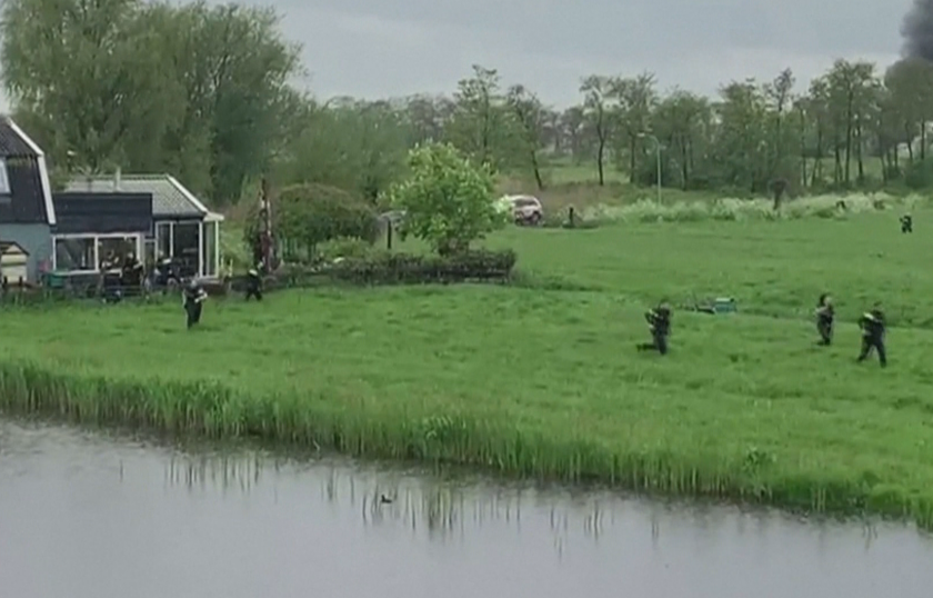 Полицейска гонка и престрелка в Нидерландия завърши с един убит