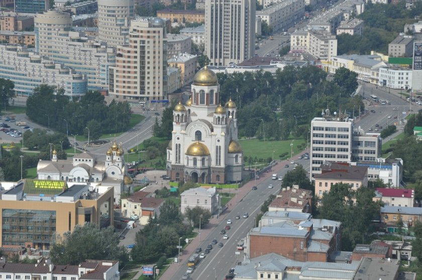В Екатеринбург неизвестно лице нападна минувачи с нож, в резултат