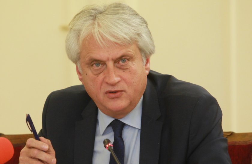 Вече трети час във вътрешното министерство продължава среща на служебния