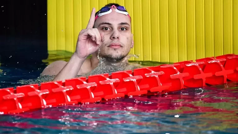 антъни иванов плува финала 200 метра бътерфлай