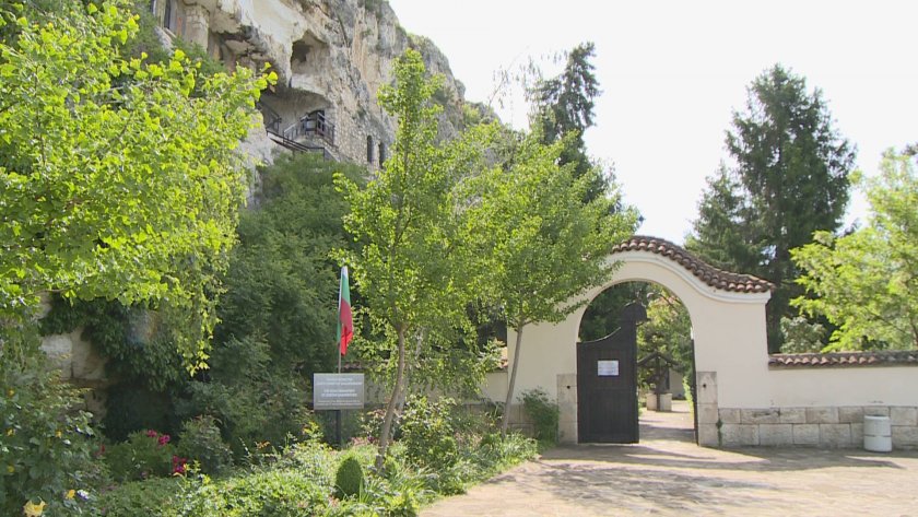 Природозащитници почистиха и облагородиха района около Басарбовския манастир край Русе.