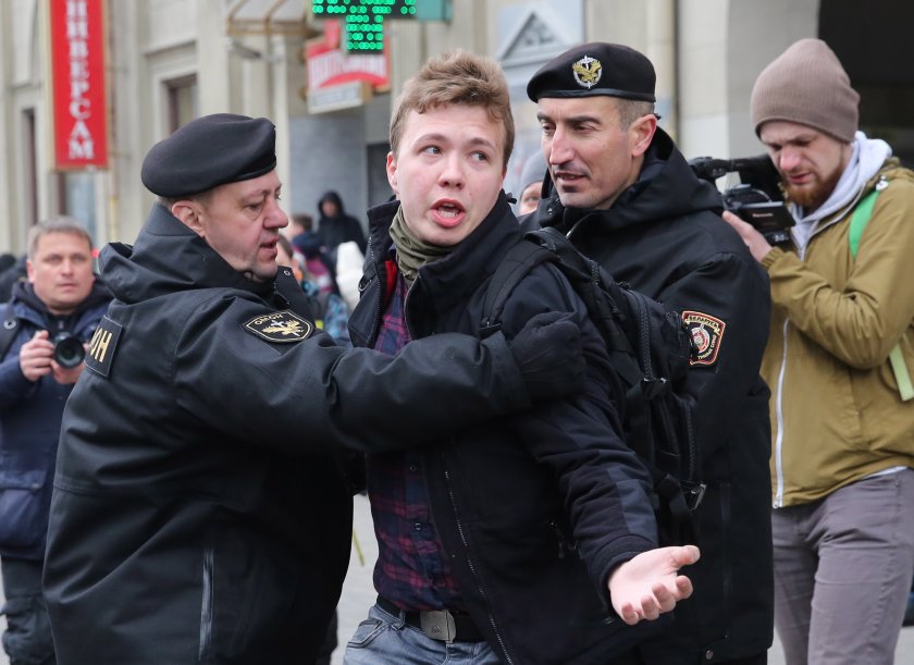 Беларуските власти потвърдиха ареста на журналиста Роман Протасевич и разпростаниха