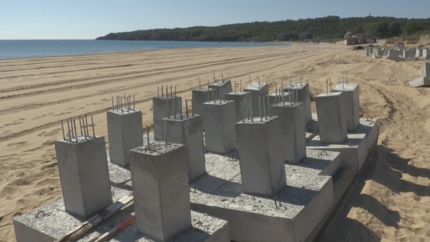 Строителните дейности на плаж Смокиня край Созопол продължават. Това става