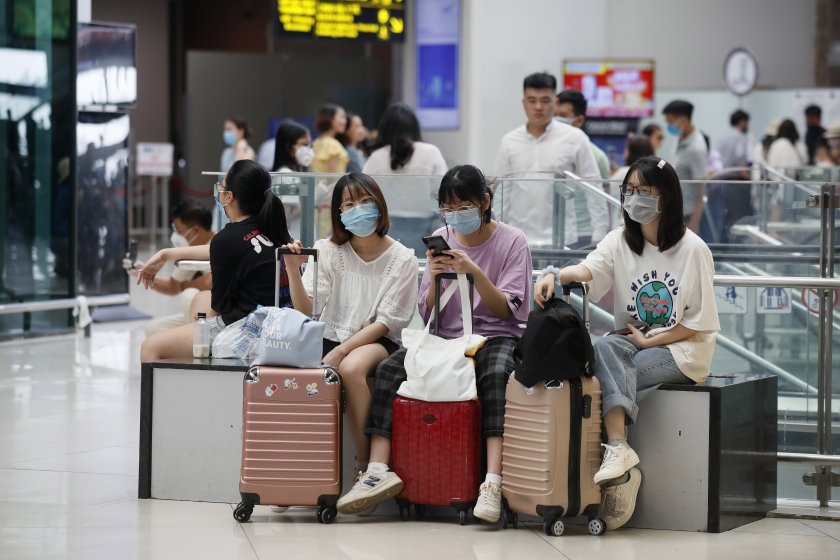 летището ханой спира приема международни полети заради огнища covid