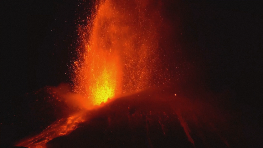 Вулканът Етна зрелищно изригна в нощното небе на Сицилия.Дълги потоци