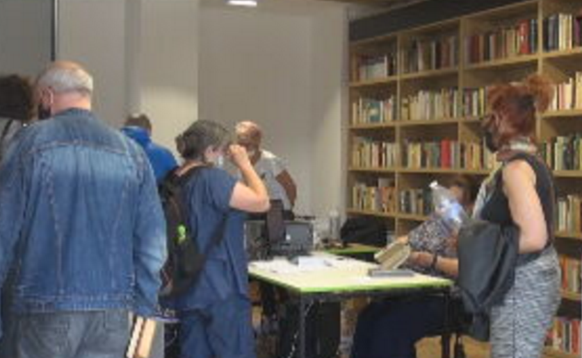 Новата библиотека в Бургас ще работи до полунощ заради големите опашки