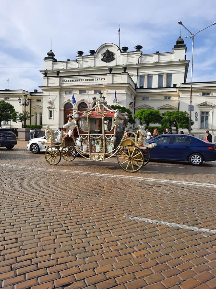 Кралска каляска, управлявана от кочияши в пищни униформи, събра погледите