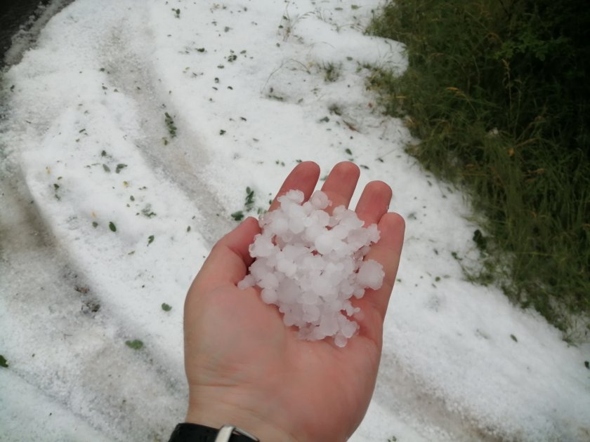 Градушка колкото лешник удари Карловско