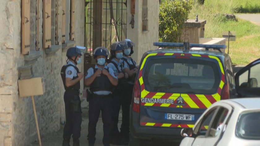 Във Франция издирват тежковъоръжен бивш военен, открил огън срещу полицията.