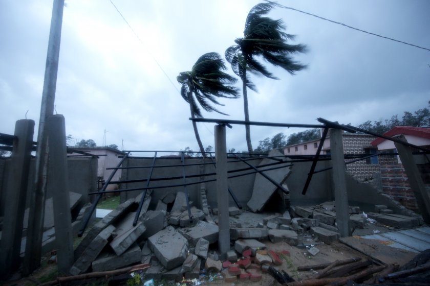 Най-малко пет човека са загинали заради циклона Яас, който се
