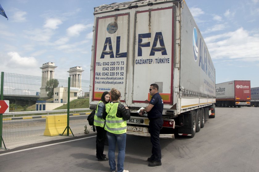 връщат камионите отпадъци задържани границата турция