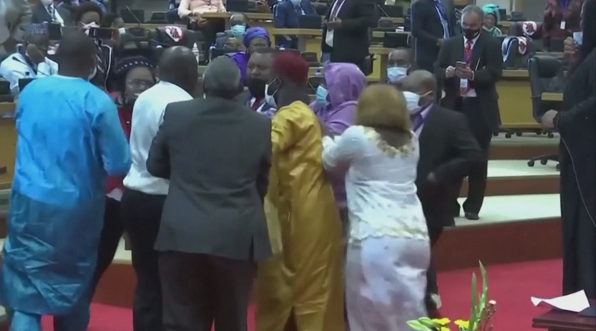 Представители на Африканския съюз се сбиха по време на парламентарната