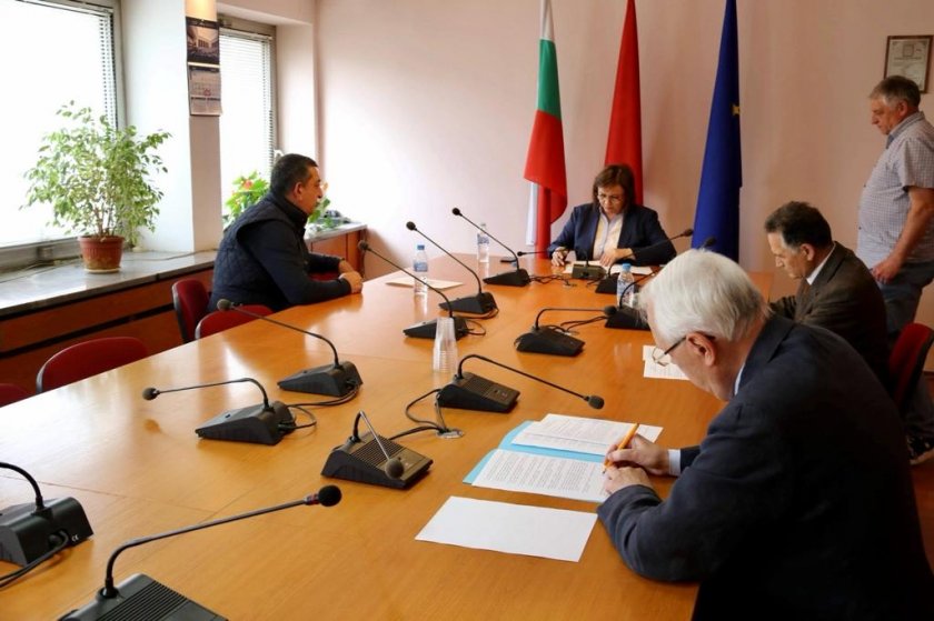 Председателят на БСП Корнелия Нинова подписа споразумения с още три