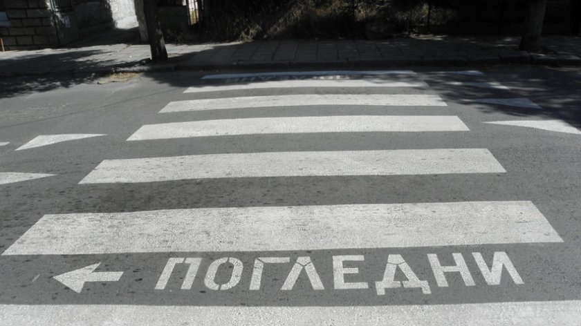 Кола блъсна 51-годишна жена на пешеходна пътека в Бургас, съобщават