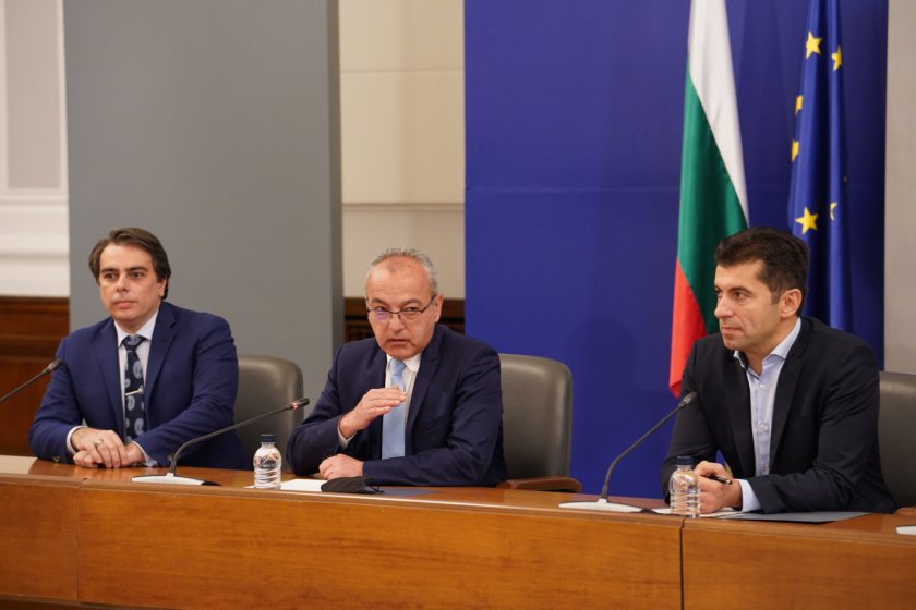Трима министри представиха на брифинг пред журналисти нови икономически стимули