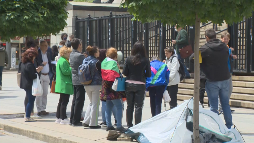 Протестиращи и днес се събраха пред Съдебната палата в София.