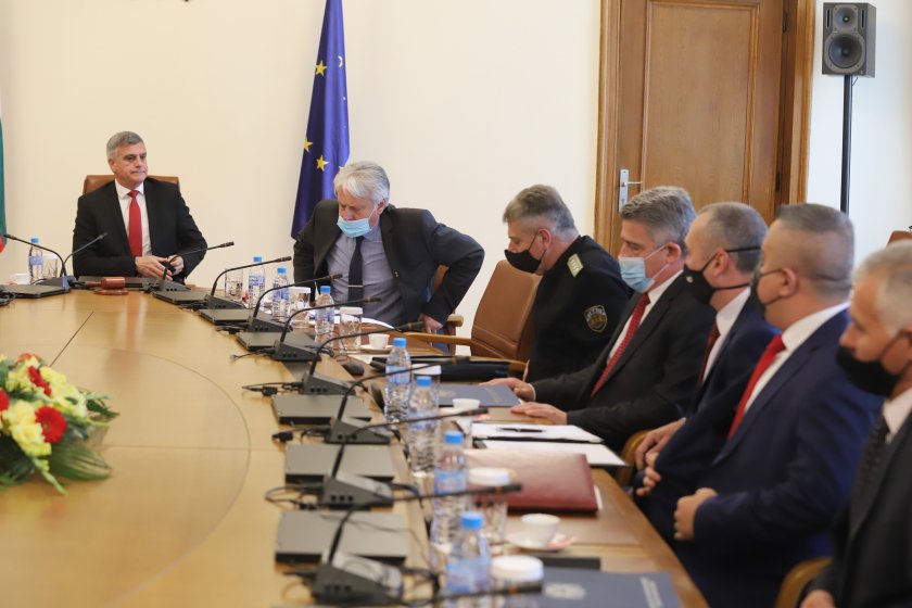 Премиерът Стефан Янев обяви за безполезни и неефективни службите, които