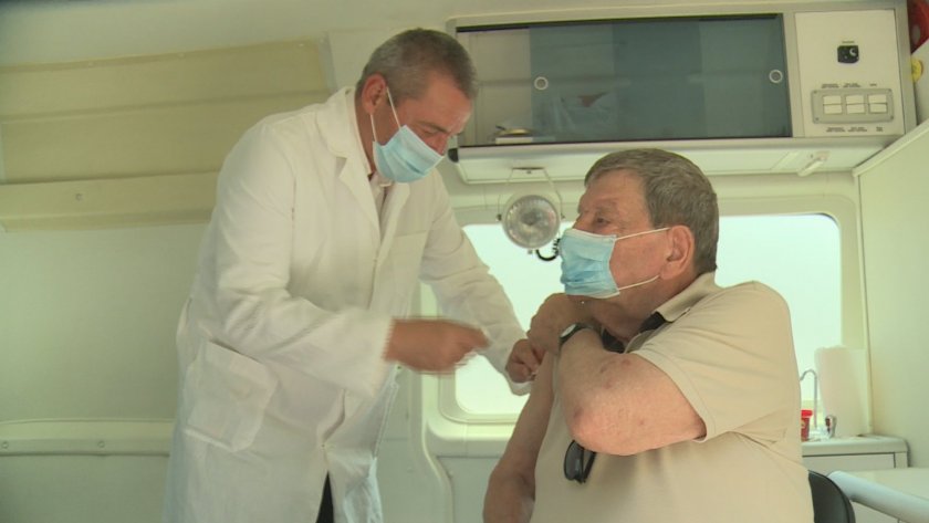 Мобилни екипи на Регионалната здравна инспекция в Благоевград ваксинират граждани