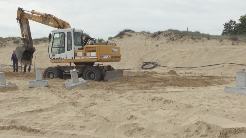 Багер отново копае на плаж "Смокиня"