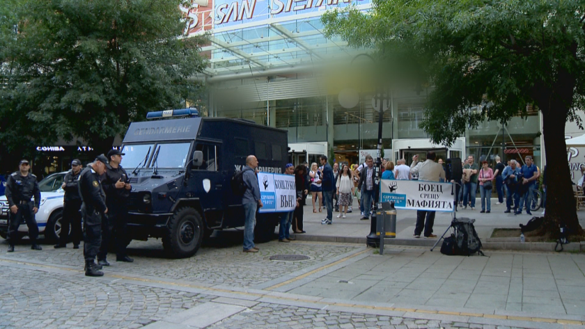 Протест имаше тази вечер пред БНТ с искане за оставка