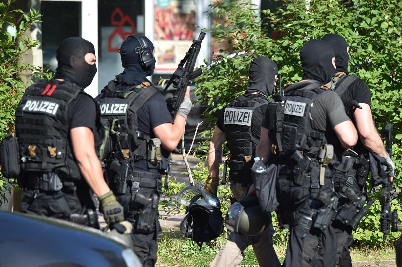 въоръжен мъж откри стрелба киносалон германия