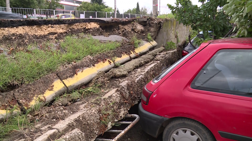 Подпорна стена се срути след проливните дъждове във Варна. Вследствие