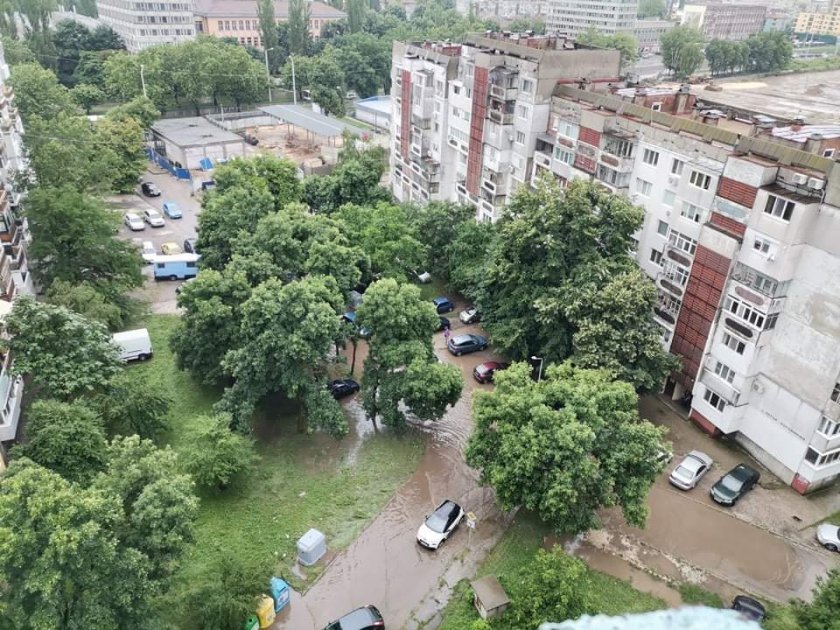 Проливен дъжд наводни улици и булеварди в Русе (Видео, снимки)