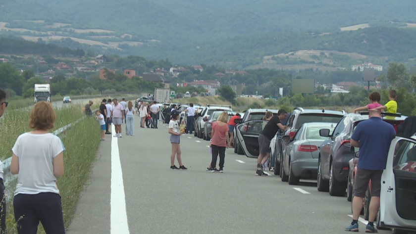 Пътуващите към Гърция отново чакаха часове на границата
