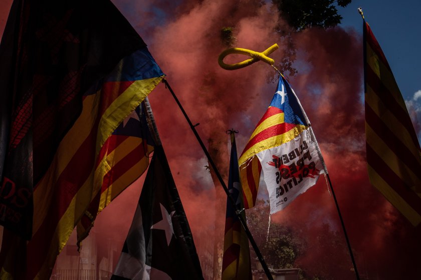 испания помилва каталунски сепаратисти карлес пучдемон сред тях