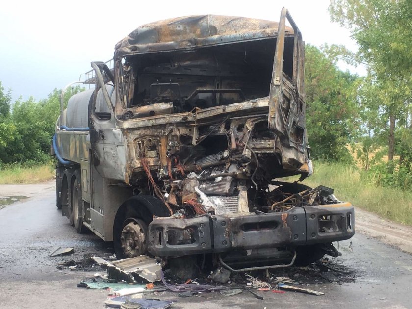 Катастрофа между два товарни автомобила затвори пътя Чирпан - Стара
