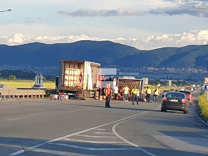 Тир се обърна в София, движението е затруднено