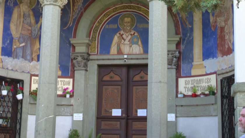 Неизвестни за сега извършители са разбили църквата Свети Николай“ в