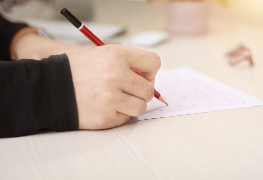 По Вариант 1 от два възможни ще пишат учениците от