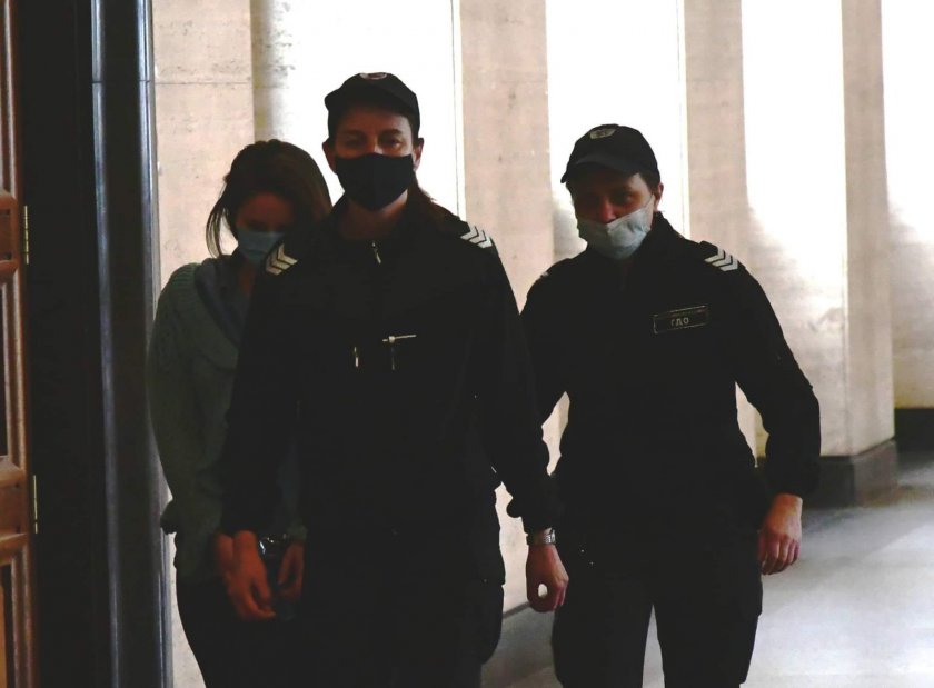 Разследването срещу обвиняемата за убийството на двете ѝ деца Кристина