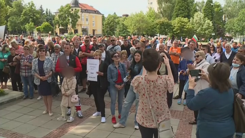 Жители на село Самораново излязоха на пореден протест пред общината