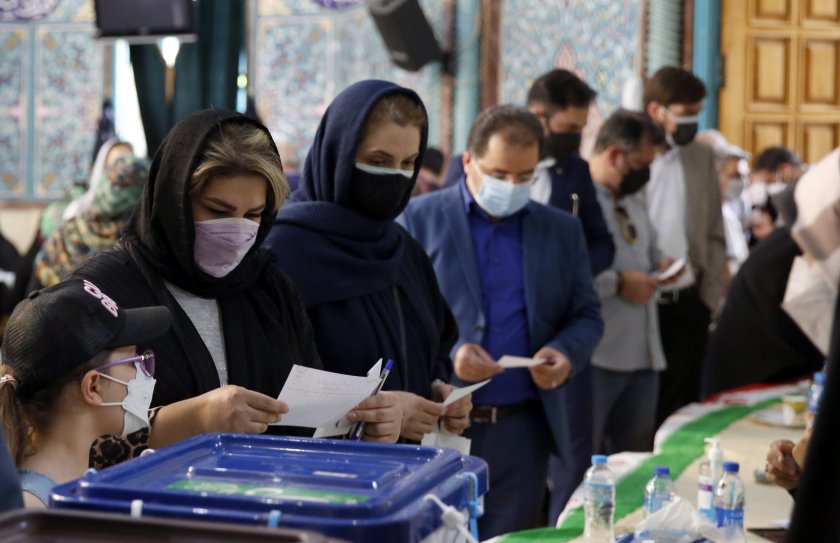 Президентски избори се провеждат в Иран. Близо 60 милиона избиратели