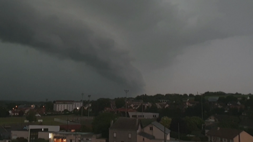 Проливен дъжд, ураганен вятър и над 44 хиляди мълнии само