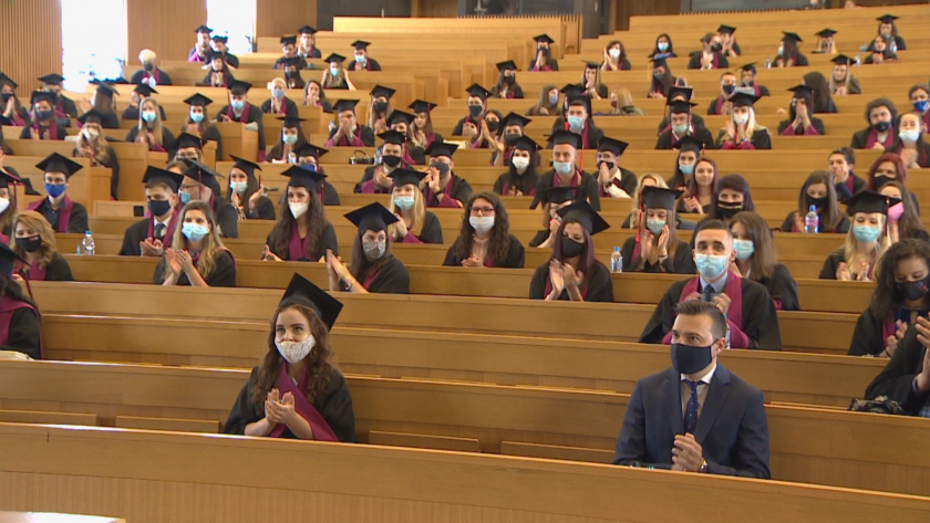 209 бакалаври и 113 магистри получиха дипломите си от ФЖМК