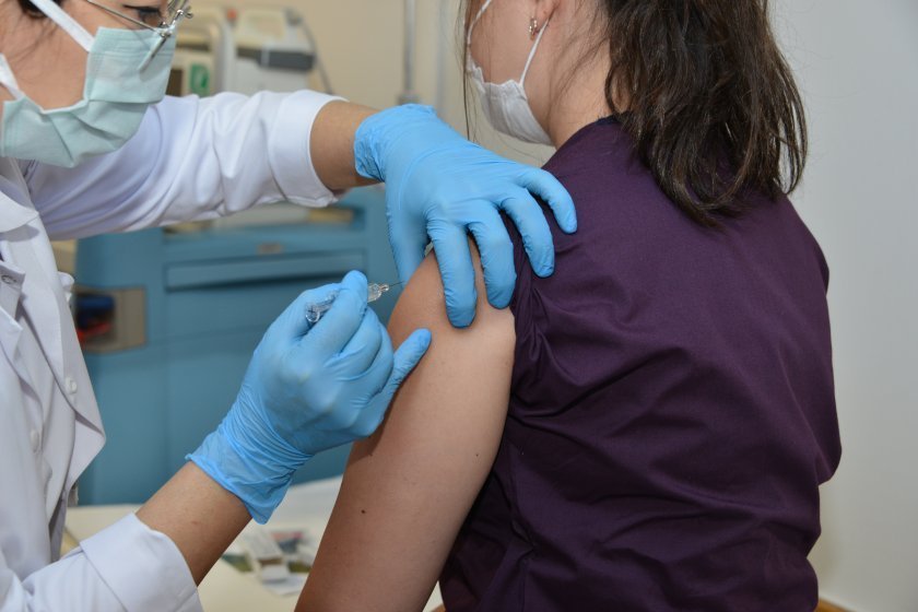 Здравни медиатори информират хората в Шумен за ваксините